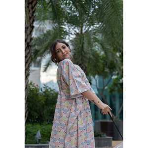 Kaftan Rainbow Dreams, Elegante Traje de Baño con Diseño de Arcoíris de Ensueño - Product Image 3