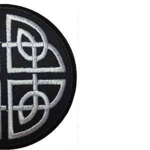 Parche Bordado Circular Ecológico con Diseño Geométrico Blanco en Fieltro No Tejido Negro, Estilo Coser - Product Image 2