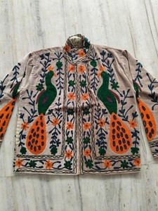 Veste en velours brodée Suzani faite à la main pour femme, style bohème, motif floral ethnique, manteau d'hiver, vêtement d'extérieur de créateur artisanal indien, vente en gros, exportation - Product Image 4