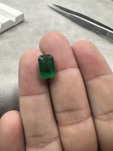 Émeraude zambienne naturelle vert vif 3,54 carats, taille émeraude, pierre précieuse verte non montée pour la création de bijoux - Product Image 3