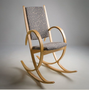 Fauteuil à bascule circulaire moderne en bois avec assise à lattes et coussin décoratif, disponible à prix de gros. - Product Image 3