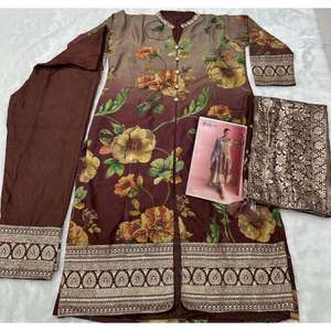 Aujourd'hui, nous présentons le costume Salwar Pulkari de la créatrice Sayuri en soie de qualité supérieure avec un imprimé numérique élégant et une magnifique broderie de sequins. - Product Image 3