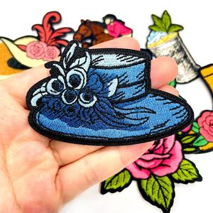 Patch brodé personnalisé de haute qualité en forme de cœur et de fleur, en tissu sergé écologique, thermocollant ou à coudre, pour vêtements et accessoires - Product Image 1