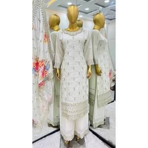 Ensemble haut-bas et dupatta pour femmes avec de riches broderies et des sequins - Product Image 4