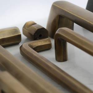 มือจับประตูทองเหลืองแบบแข็งแรงทนทาน พร้อมตัวป้องกันหนักแน่น สำหรับประตูบ้านหรูหรา - Product Image 4