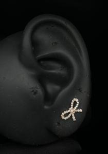 Pendientes de Diamante Radiante con Forma de Lazo en Oro de 14K con Delicado Estilo de Cinta - Product Image 4