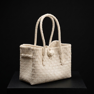 Sac fourre-tout tissé en plastique écologique fait main, imperméable, avec poignée tressée blanche, pour la plage ou le marché, personnalisable avec logo, fournisseur en gros - Product Image 2