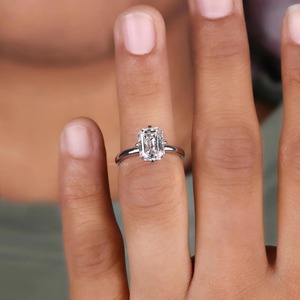Bague en Moissanite Taille Émeraude 2 CT_ Monture Compas Solitaire - Product Image 3