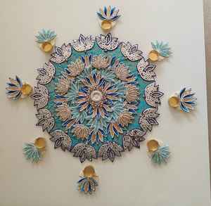 Colección AARNA, Portavelas Decorativo Hecho a Mano, Estilo Art Deco, con Flores Artificiales, Ecológico, de Metal, para Montar en el Suelo, Decoración de Rajasthan - Product Image 4