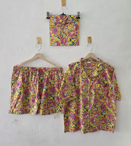 Ensemble de pyjama d'été pour femme à imprimé floral vibrant, en coton artisanal respirant et à séchage rapide, chemise à manches courtes boutonnée - Product Image 1