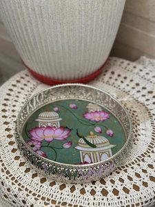 Ensemble décoratif de pot et plateau en métal Pichwai pour cadeaux, décoration intérieure, cadeau de retour de festival - Product Image 2