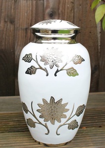 Urna Funeraria de Metal Hecha a Mano con Diseño de Rosa, Estilo Americano, Grabada con Monarca, para Cenizas Humanas, Capacidad de 200 Pulgadas Cúbicas - Product Image 3