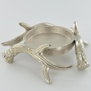 Porte-bougie en forme de cerf sculpté à la main avec base en bois pour la décoration de Noël, présentation sur table - Product Image 4
