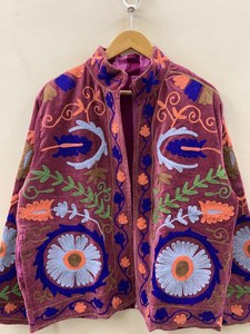 Chaqueta de terciopelo morado de lujo hecha a mano para mujer, con bordado floral a mano, elegante chaqueta de manga larga estilo Rajasthani Suzani. - Product Image 5