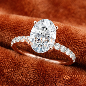 แหวนโรสโกลด์ทรงวงรีประดับเพชรเม็ดเล็กๆ ด้านข้าง ดีไซน์เรียบหรู เหมาะสำหรับเป็นแหวนแทนใจในวันครบรอบ - Product Image 2