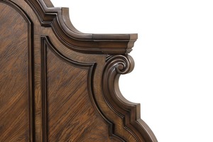 Lit à panneaux traditionnel Leovanni, en acajou, orné de sculptures raffinées et d'une finition luxueuse brun foncé pour la chambre. - Product Image 5