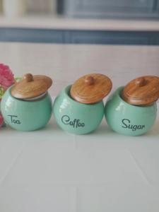 Juego de Recipientes Redondos Retro para Cocina con Tapa de Madera, Acabado Liso y Brillante, Elegante Organizador de Encimera, Contenedor para Té, Café y Azúcar - Product Image 4