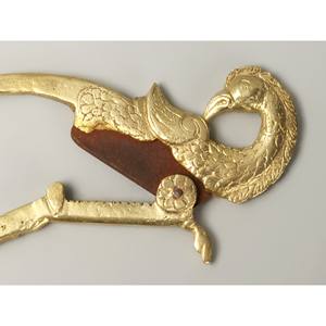 Cortador de tuercas de latón de 7 pulgadas hecho en India con diseño de loro para decoración del hogar - Product Image 1