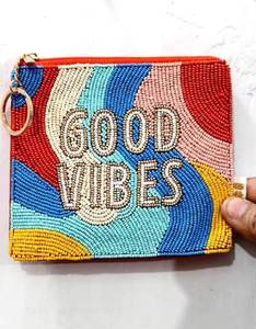 Pochette à monnaie perlée faite à la main avec fermeture éclair, motif verre à martini et texte « Poured Not Sorry », personnalisable pour femme, avec chaîne durable - Product Image 4
