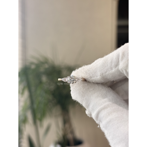 Anillo de Compromiso Exclusivo con Tres Diamantes Cultivados en Laboratorio, Corte Redondo, con Piedras Laterales en Forma de Pera, 1.1CT VVS VS EF, Oro Sólido para Mujer - Product Image 5