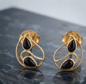 Boucles d'oreilles clous tendance géométriques en onyx noir plaqué or 18 carats, motif ajouré en goutte d'eau, pour mariage et soirée - Product Image 1