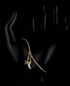 Pulsera con dijes de estrella celeste y luna creciente en oro para mujer – Elegante pulsera ajustable con doble dije para uso diario - Product Image 1