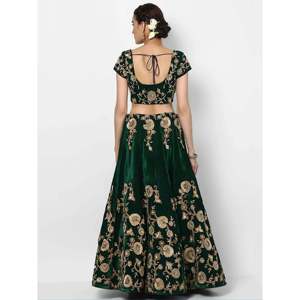 Accesorios Étnicos: Lehenga Choli de Terciopelo Bordado en Verde Botella con Dupatta Verde Pastel - Product Image 3