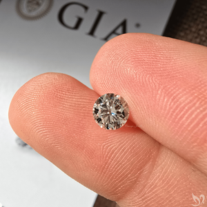 เพชรธรรมชาติทรงกลม 0.80 กะรัต รับรองโดย GIA สี J ความสะอาด VS1 การเจียระไนระดับ Excellent สำหรับขายส่งเครื่องประดับสั่งทำ - Product Image 5