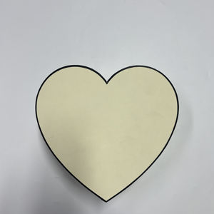 Caja de Regalo de Boda con Forma de Corazón, Personalizada con Encaje Rojo Elegante y Listón - Product Image 6