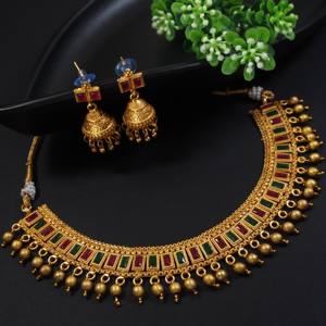 Conjunto de collar y pendientes Jhumka de aleación de oro y cobre de primera calidad, acabado mate, hecho a mano, con piedra étnica Kemp, elegante, estilo nupcial del sur de la India. - Product Image 2