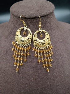ต่างหูระย้าประดับคริสตัลและเพชรเทียมชุบทองคำ ดีไซน์คลาสสิกจาก Amaira Jewels ของขวัญสำหรับผู้หญิง เครื่องประดับสไตล์ดั้งเดิมแบบชาติพันธุ์ สื่อถึงความสงบสุข - Product Image 4