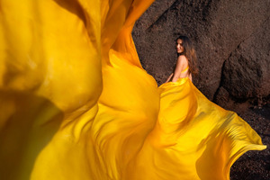 Robe longue fluide jaune vif en satin de luxe, dos nu, avec longue traîne, style Santorin, pour séance photo - Product Image 3