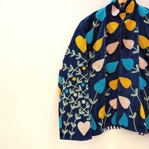 Chaqueta de Terciopelo Azul Hecha a Mano con Diseño de Jardín Encantador, Chaqueta Bohemia Bordada con Corazones, Cárdigan Artesanal Bordado - Product Image 4