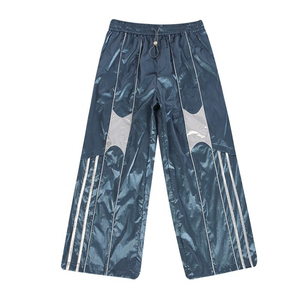 Conjunto deportivo de moda con logotipo personalizado, chaqueta cortavientos brillante con cremallera y pantalones deportivos para hombre, estilo urbano. - Product Image 4