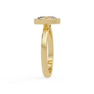 Anillo de compromiso minimalista y moderno con diamante de laboratorio de 2 quilates, engastado en bisel ovalado de oro de 14 quilates. - Product Image 3