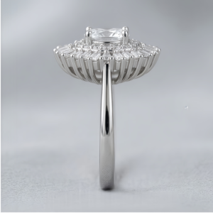 Anillo de compromiso vintage de latón con baño de rodio, incrustaciones de circonita halo y circonitas redondas de talla brillante engastadas en pavé, joyería unisex, regalo de boda - Product Image 2