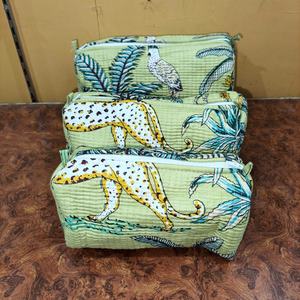 Grande trousse de maquillage portable en coton imprimé au bloc, matelassée, motif personnages tendance, pour l'été - Product Image 4