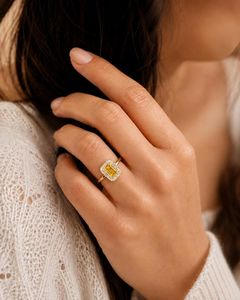 Bague de fiançailles solitaire en or massif 10k 14k 18k avec diamant de laboratoire taille émeraude, design halo et serti pavé d'accentuations de diamants de laboratoire - Product Image 5