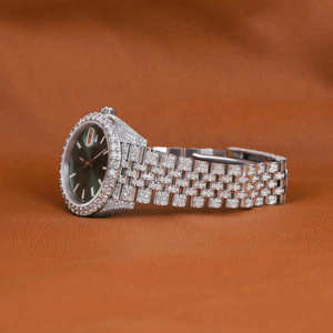 Montre numérique de luxe personnalisée avec cadran vert en moissanite, forme carrée, entièrement sertie de diamants, boîtier en acier inoxydable, verre saphir, unisexe - Product Image 2
