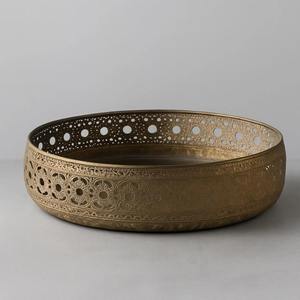 Plateau de service rond en métal doré ajouré, idéal pour les occasions festives, les mariages, les cadeaux, la présentation sur les tables à la maison et à l'hôtel, provenant d'Inde. - Product Image 1