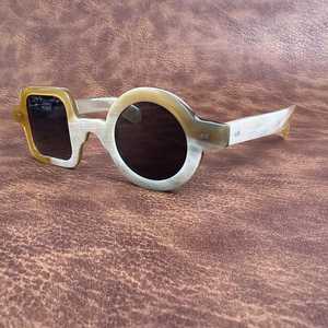 Gafas de Sol Redondas Hechas a Mano HASAN CRAFT HC-0001 de Cuerno de Búfalo, Estilo Artesanal Moderno, Montura Ajustable, Diseño Ecológico - Product Image 1