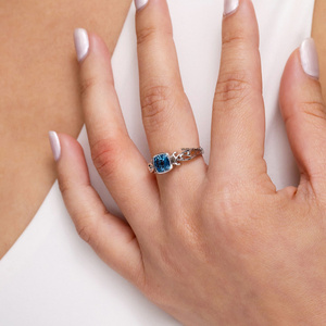 Anillo Vintage con Gema Azul Corte Cojín y Filigrana en Oro de 10K, 14K, 18K y Plata 925, 935 - Joyería Fina Inspirada en la Naturaleza - Product Image 4