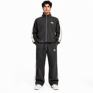 Chándal Deportivo Estampado Sostenible Blanco y Gris para Hombre, Cierre Completo con Cremallera, Cuello Alto, Corte Holgado, Ropa Casual con Bolsillos Laterales - Product Image 1