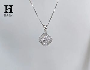 Collier Pendentif Fleur Personnalisé en Argent Sterling 925 avec Diamant de Laboratoire Taillé Baguette Effilé et Sertissage Glacé, Vente en Gros - Product Image 3
