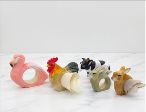 Juego de servilleteros de madera con diseños de flamencos, gallos, conejos y perros para decoración de mesa de estilo rústico. - Product Image 1