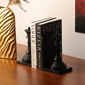 Ensemble d'entretoises à livres en aluminium moulé, design moderne, finition noire mate, motif d'échecs royaux (pièces d'échecs roi et reine), support décoratif pour livres. - Product Image 2