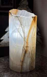 Lampe de table en onyx avec cylindre en pierre rayée et bords bruts, éclairage d'intérieur naturel de luxe - Product Image 2