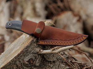 มีดล่าสัตว์ มีดตั้งแคมป์ มีดพกพา EDC ใบมีดแบบ Fixed Blade ด้ามจับแบบ Full Tang สำหรับกิจกรรมกลางแจ้ง มีดแล่เนื้อ ด้ามไม้ Pakka สีดำ ปลอกหนังแบบ Rustic ผลิตจากโรงงานโดยตรง รับผลิตแบบ OEM - Product Image 5