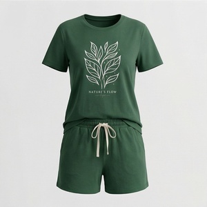 เสื้อยืดแขนสั้นผ้าฝ้ายสีเขียวสำหรับผู้หญิง 2 ชิ้นและกางเกงขาสั้นพิมพ์ลายใบไม้ลำลองทรงหลวมเหนือเข่าสวมใส่ในฤดูใบไม้ผลิฤดูร้อน - Product Image 1