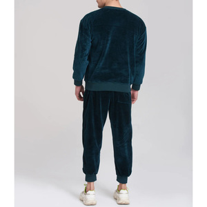 ชุดเสื้อและกางเกงสเวตเตอร์พรีเมียมลายกราฟิก สวมใส่สบาย ทรงโอเวอร์ไซส์ เหมาะสำหรับสตรีทแวร์ ลุคสบายๆ หรือการเดินทาง - Product Image 2